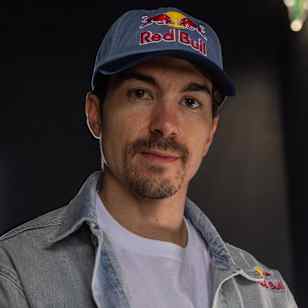 En la presentación de la temporada 2025 del Red Bull KTM MotoGP, Maverick Viñales posa para una foto de retrato.