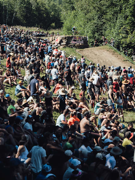 Ένας διαγωνιζόμενος στο Mont-Sainte-Anne DH World Cup τον Σεπτέμβριο του 2022.