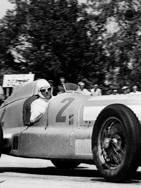 Rudolf Caracciola, camino del triunfo en Francia, 1935, con Mercedes.