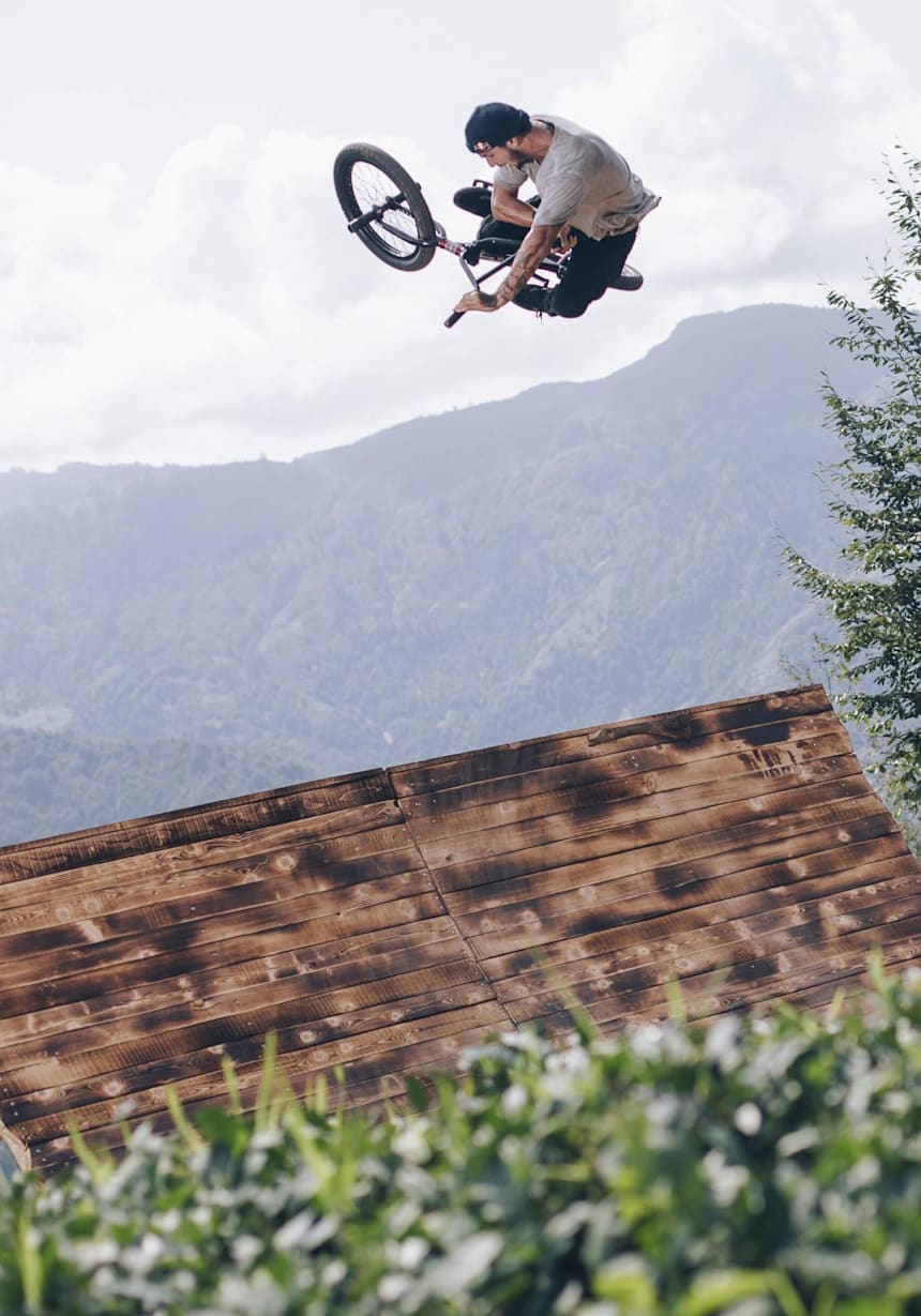 トルコの茶畑でbmxダートジャンプ