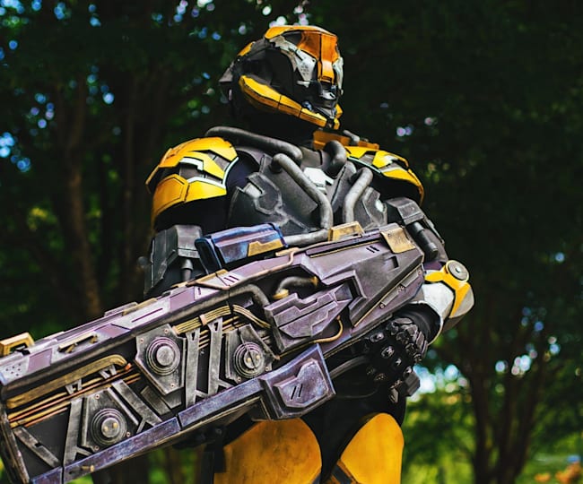 Anthem のジャベリン エグゾスーツを完全再現したコスプレイヤー コスプレ ビデオゲーム