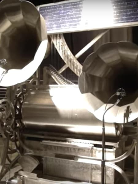 Le compositeur et sculpteur de sons Henry Dagg a reçu pour mission de construire le sharpsichord instrument épique.