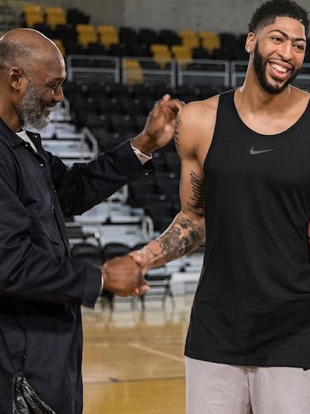 カール・マローンがアンソニー・デイビスにドッキリ！