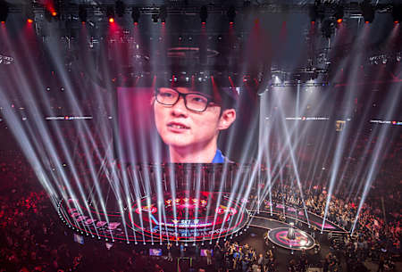 Young Faker : le GOAT au centre, en 2015 lors de la finale des Worlds. Son visage dans la Mercedes-Benz Arena accueillant l’event. Ce kid devint une icône mondiale.