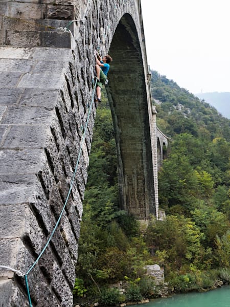 Domen Skofic escalade le pont de Solkan en Slovénie