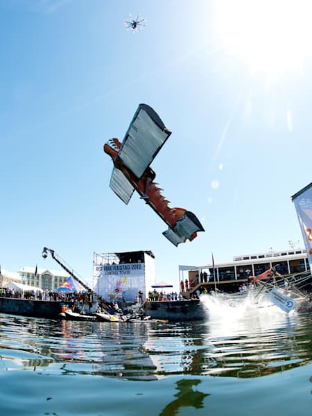 Os participantes executam manobras durante o Red Bull Flugtag à beira-rio V&A em Cape Town, África do Sul, 9 de Dezembro, 2012.