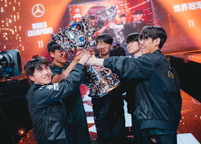 Les joueurs de T1 célèbrent leur sacre aux Worlds 2025 de League of Legends, décrochant leur troisième titre mondial consécutif et leur sixième couronne au total.