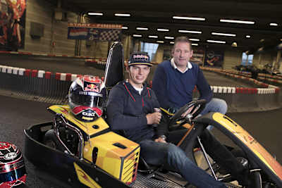 Retrato del campeón del mundo de Fórmula 1 Max Verstappen con su padre Jos Verstappen, antiguo piloto.