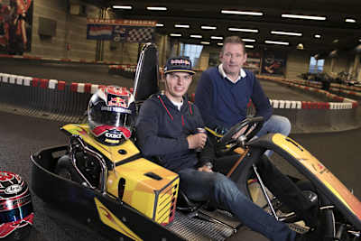 Retrato del campeón del mundo de Fórmula 1 Max Verstappen con su padre Jos Verstappen, antiguo piloto.