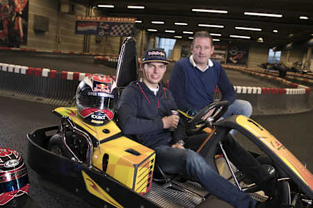 Retrato del campeón del mundo de Fórmula 1 Max Verstappen con su padre Jos Verstappen, antiguo piloto.