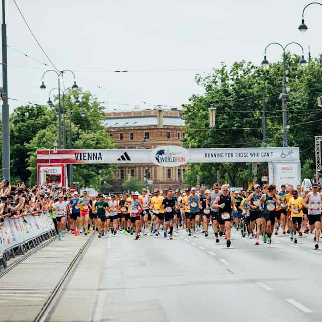 Der Startbereich beim Wings for Life World Run 2024 in Wien, Österreich.