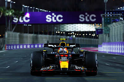 ¡El piloto mexicano Sergio Pérez celebra su victoria en el Gran Premio de Arabia Saudita de Fórmula 1 de 2023!