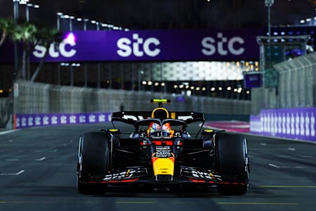 ¡El piloto mexicano Sergio Pérez celebra su victoria en el Gran Premio de Arabia Saudita de Fórmula 1 de 2023!