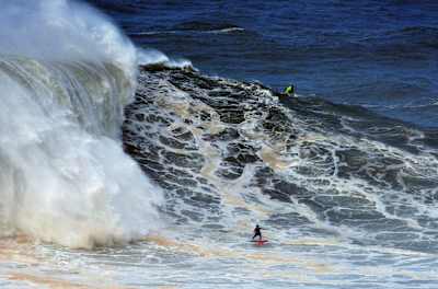Justine Dupont surfea una ola gigantesca en Nazaré, Portugal, el 13 de noviembre de 2019.