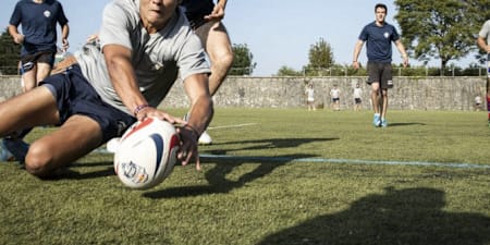 Un joueur attrape le ballon lors d'un  match de rugby.