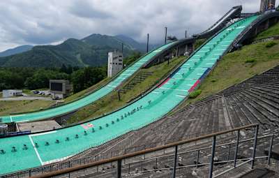 Tomomi Nishikubo en pleine action alors qu'il réussit un fakie nose manual sur un tremplin de ski à Hakuba, au Japon, en mai 2026