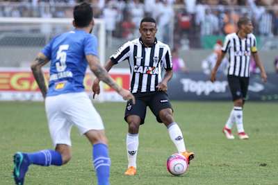 Elias tem mais de 100 gols na carreira. Um número e tanto para um volante