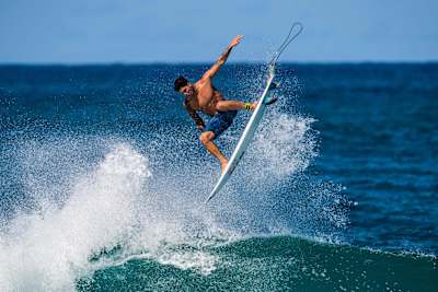 El surfista brasileño Gabriel Medina realizando un aerial durante una sesión de surf.