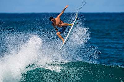 El surfista brasileño Gabriel Medina realizando un aerial durante una sesión de surf.