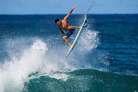 El surfista brasileño Gabriel Medina realizando un aerial durante una sesión de surf.
