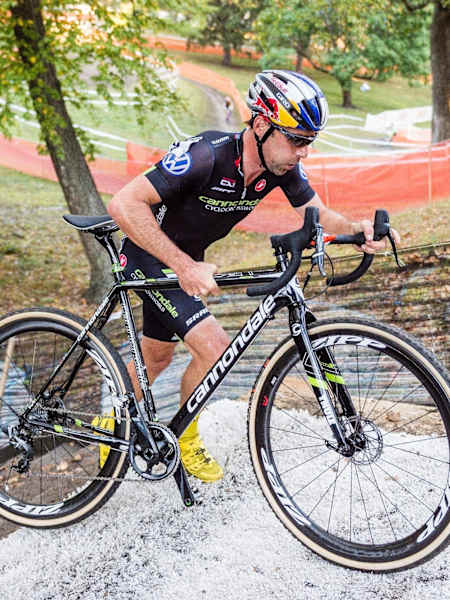 Tim Johnson rennt mit seinem Bike einen Hügel hinauf