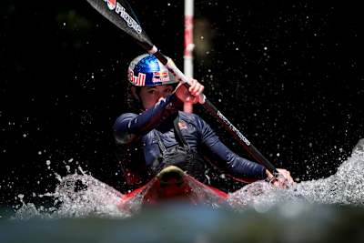La kayakiste Nouria Newman en kayak slalom sur la Rivière Kaituna à Rotorua, Nouvelle-Zélande