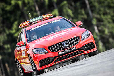 À la différence de la safety car, la medical car effectue chaque premier tour de la course. 