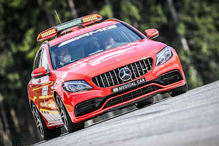 À la différence de la safety car, la medical car effectue chaque premier tour de la course. 