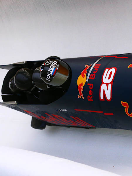 Daniil Kvyat essaie le bobsleigh avant le Grand Prix de Russie.