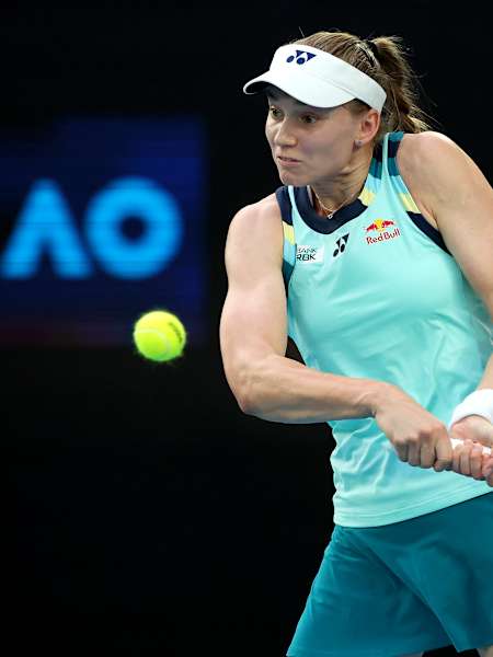 Elena Rybakina (Kazajstán) durante su partido individual de primera ronda contra Karolina Pliskova (República Checa) durante el Open de Australia 2024 en Melbourne Park el 16 de enero de 2024.