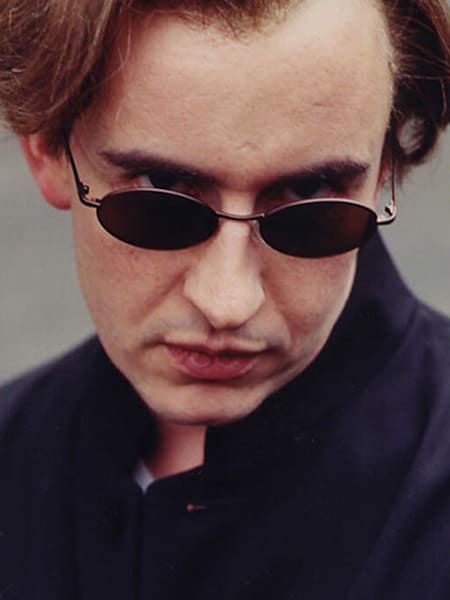 Fotograma de la película 24 Hours Party People con su protagonista Tony Wilson