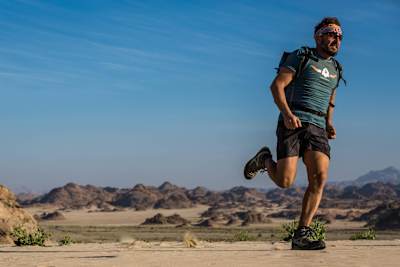 Christian Schiester läuft während des Sail and Run Projekts in der östlichen Wüste Ägyptens am 1. Februar 2017 durch eine Wüste.