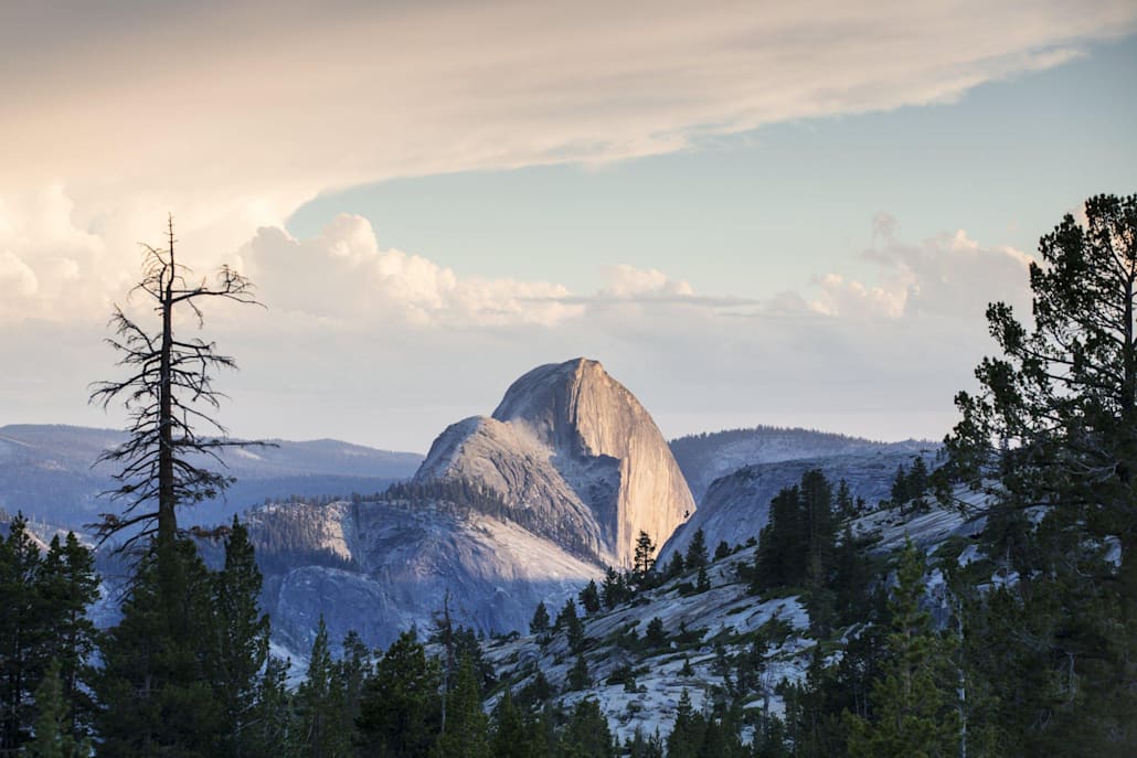 Plusieurs parcours d'escalade de rocher traversent Tuolumne Meadows dans le parc du Yosemite.