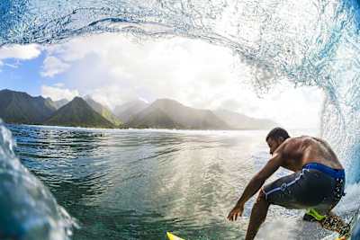 Le surfeur Michel Bourez prend un rouleau lors d'une session de free surf à Tahiti en Polynésie Française.