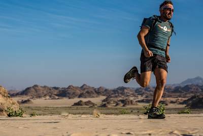 Christian Schiester läuft während des Sail and Run Projekts in der östlichen Wüste Ägyptens am 1. Februar 2017 durch eine Wüste.