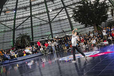 Un participant du championnat du monde de lancer d'avion en papier Red Bull Paper Wings à Salzbourg.