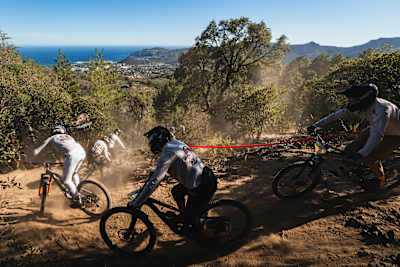 Les riders affrontent le parcours de la course de VTT descente Red Bull Campo 2022 à Mandelieu-la-Napoule.