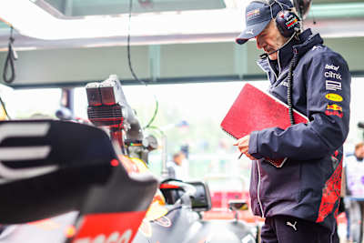 El ingeniero de F1 Adrian Newey mira con su cuaderno en el Gran Premio de Emilia Romagna.
