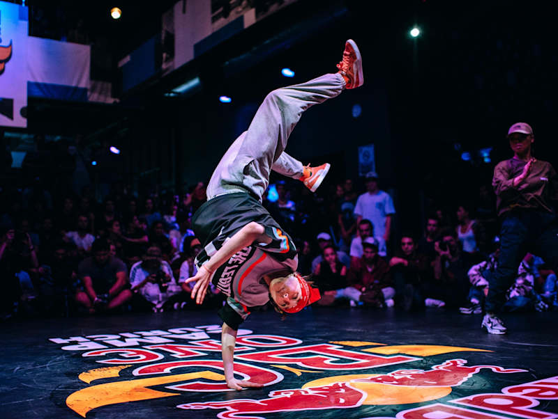 Жігіт қара тері Джейден Джеймс ит стилін трахает етіп, оның кискасын ұрады)