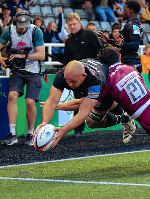 Tom Christie scores against Sale Sharks in the Gallagher PREM