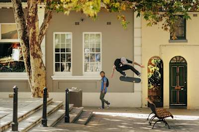 Ryan Sheckler, pose un Kickflip en skateboard à Sydney, en Australie.