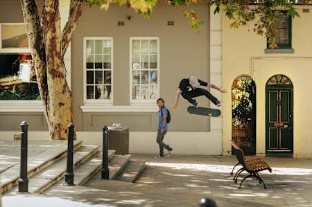 Ryan Sheckler, pose un Kickflip en skateboard à Sydney, en Australie.