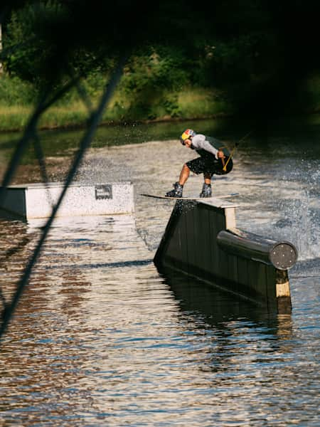 Wakeboard-Profi Felix Georgii bearbeitet im Wakeboard-Park "The Bricks" in Duisburg ein Rail.