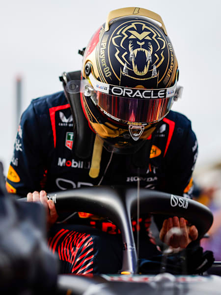 Le pilote de F1 Max Verstappen monte dans sa monoplace Red Bull Racing.