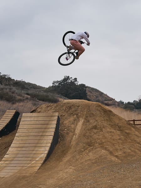 Pavel Alekhin réalise une figure en BMX lors du Red Bull Pavel Alekhin à Los Angeles, en 2021. Voici notre guide des figures de BMX les plus emblématiques.