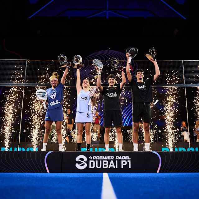 Bea González, Claudia Fernández, Agustín Tapia y Arturo Coello levantan sus trofeos de ganadores en el escenario del Premier Padel P1 en Dubai, Emiratos Árabes Unidos, noviembre de 2025