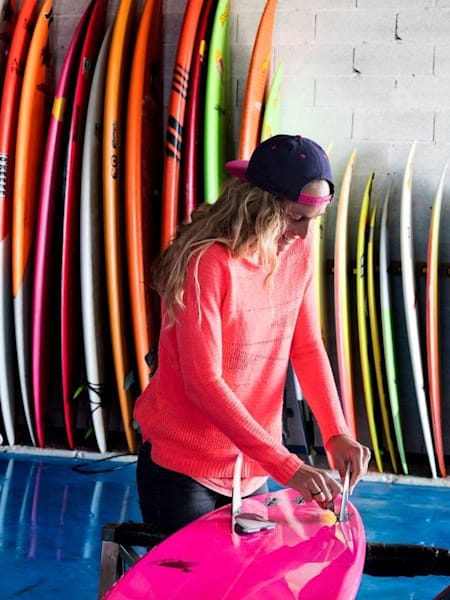 Les planches de surf de Justine Dupont sont très précises pour permettre de gagner de la vitesse.
