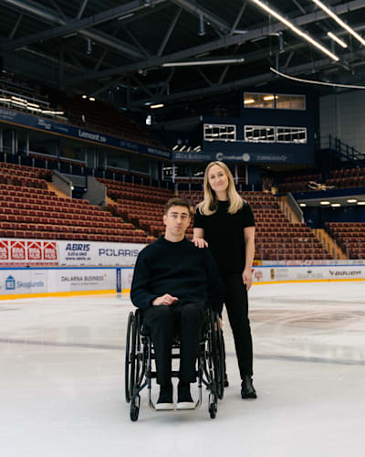 Tobias Forsberg and Filippa Norr Richloow posing for a Wings for Life World Run photoshoot in Tegera Arena in Leksand, Sweden in January 2024.