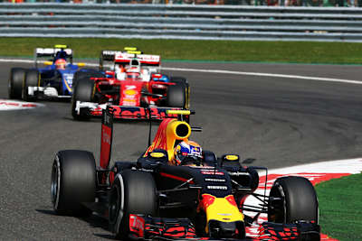 Le Néerlandais Max Verstappen pilote sa Formule 1 Red Bull Racing dans un des virages du circuit de Spa-Francorchamps lors du Grand Prix de F1 de Belgique.
