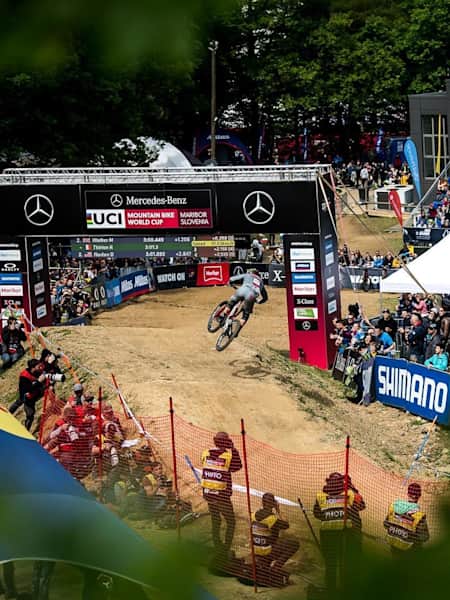 Un pilote franchit la ligne d'arrivée de la Coupe du Monde de VTT descente de l'UCI à Maribor.